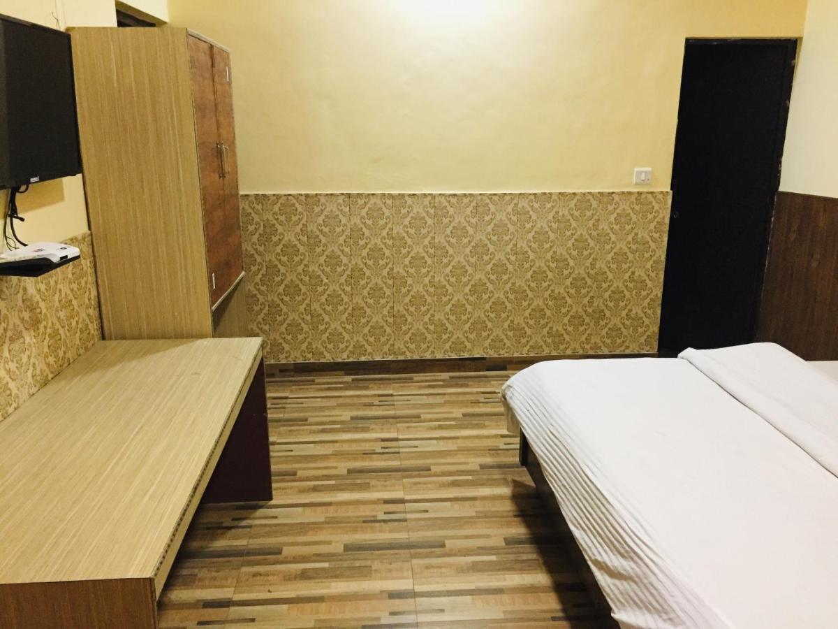 Hotel Prem G, 무소리에 외부 사진